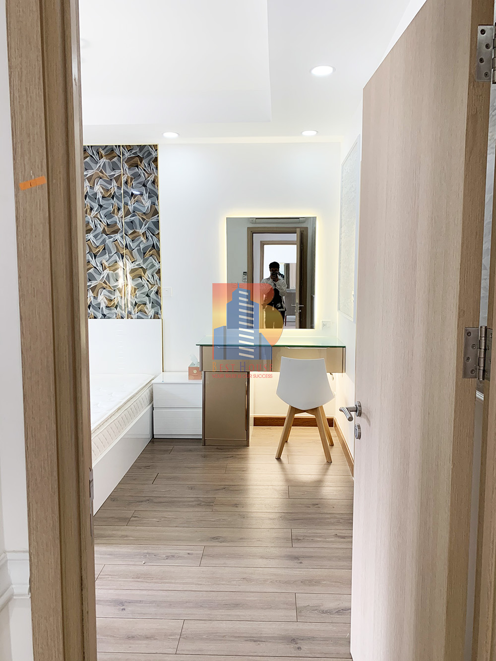 Good interior apartment in Riverpark Premier
