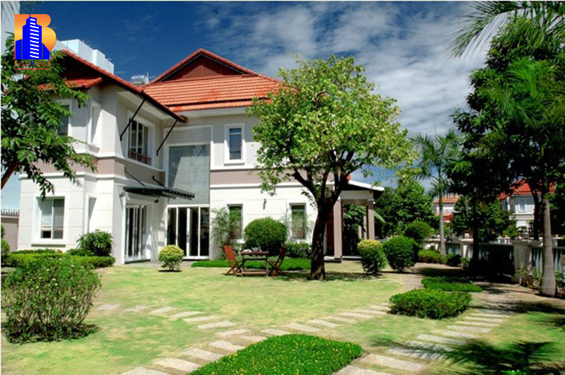Villas for rent in Phu My Hung with garden
